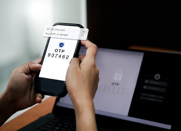 Conceito de autenticação em duas etapas Código OTP exibido na tela do telefone para fazer login na web no portátil Validar senha Verificação de identidade Segurança cibernética com tecnologia de autenticação de código de segurança