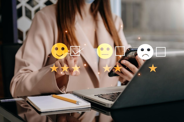 Conceito de avaliação de atendimento ao cliente Empresária pressionando show de emoticons de sorriso na tela virtual no tablet e smartphone