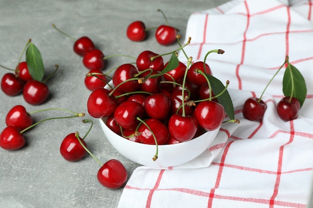 Conceito de baga doce com cereja vermelha