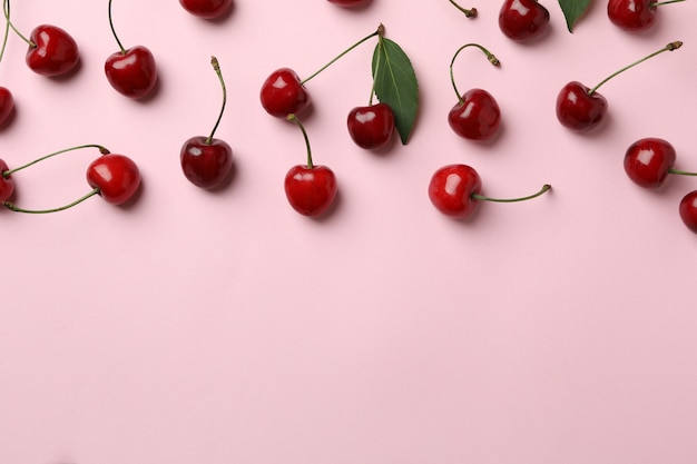 Conceito de baga doce com cereja vermelha