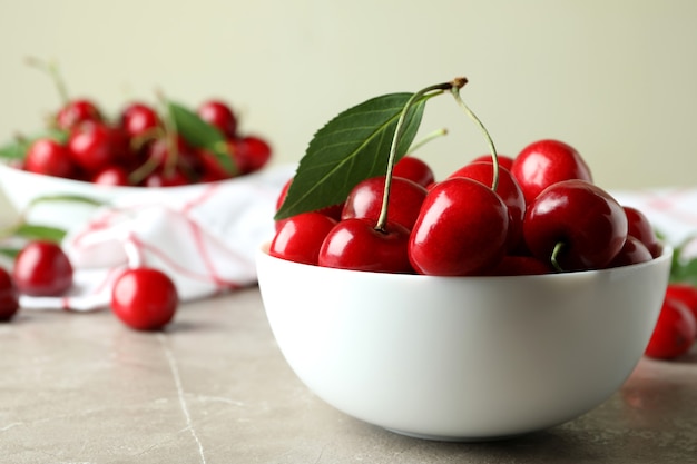 Conceito de baga doce com cereja vermelha