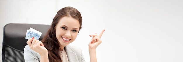 Conceito de banco online - imagem de mulher feliz com computador portátil e dinheiro em euros