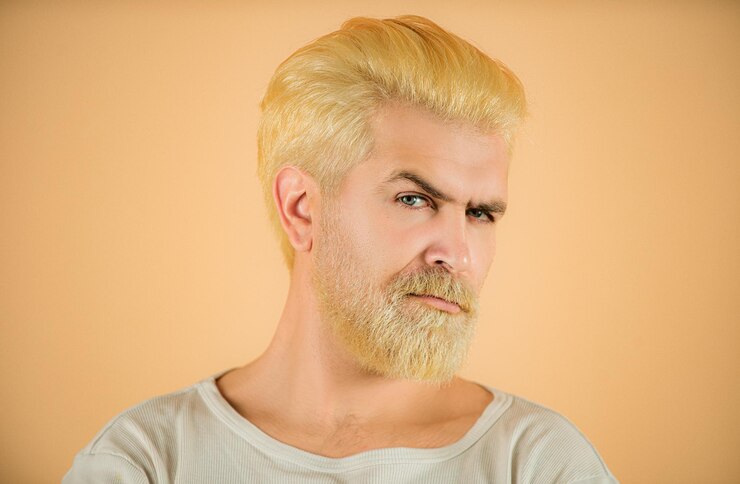 Foto conceito de barbearia cabelo tingido e barba homem cuidado com a barba e cuidado com o cabelo homem barbudo sério