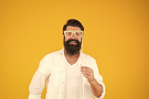 Conceito de barbearia de look feliz Acessório de festa Bom humor pronto para a celebração do feriado Óculos de nerd inteligentes Idéias de festa a fantasia de última hora como os nerds se divertem junte-se à festa