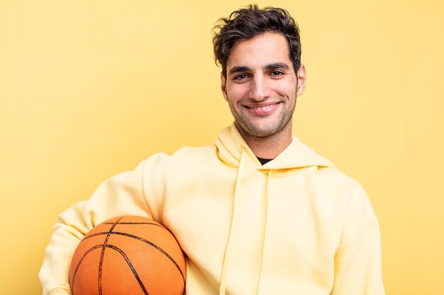 Conceito de basquete de jovem hispânico bonito