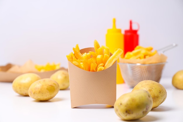 Foto conceito de batata frita de lixo e fast food