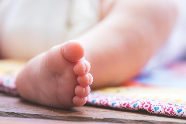 Conceito de bebê e recém-nascido Feche os pés do bebê recém-nascido ao ar livre