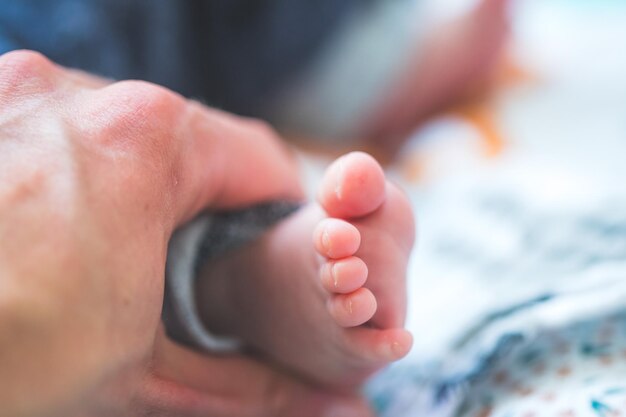 Foto conceito de bebê e recém-nascido feche os pés do bebê recém-nascido no cobertor do bebê