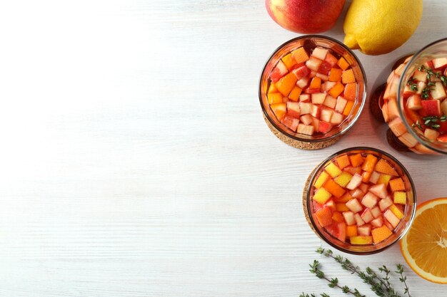 Conceito de bebida alcoólica com espaço de sangria para texto