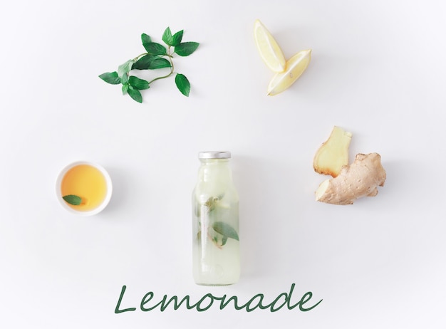 Conceito de bebida de limonada desintoxicante, colagem de ingredientes de smoothie. Suco natural, orgânico e saudável em garrafa para dieta para perda de peso ou dias de jejum. Mistura de menta, mel, limão e gengibre isolado