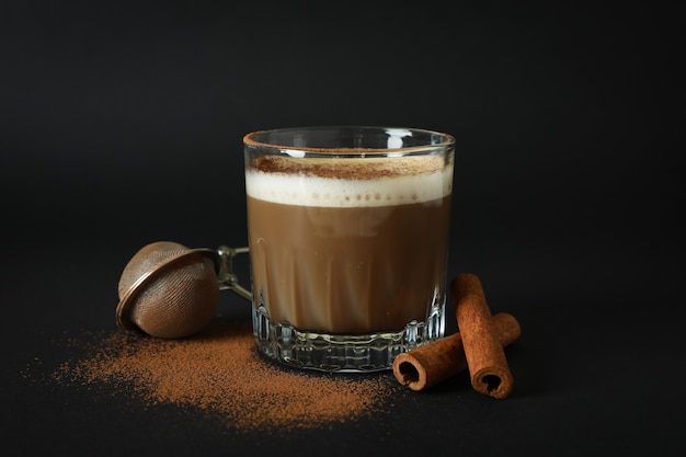 Conceito de bebida deliciosa com café irlandês em fundo preto