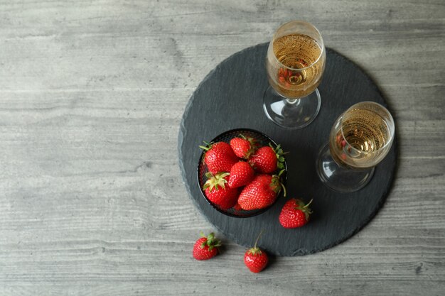 Conceito de bebida deliciosa com coquetéis rossini na mesa texturizada cinza