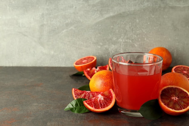 Conceito de bebida fresca com espaço de suco de laranja vermelho para texto