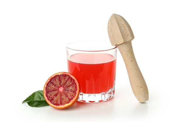 Conceito de bebida fresca com suco de laranja vermelho isolado no fundo branco