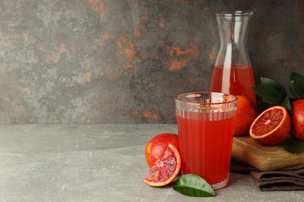 Conceito de bebida fresca com suco de laranja vermelho
