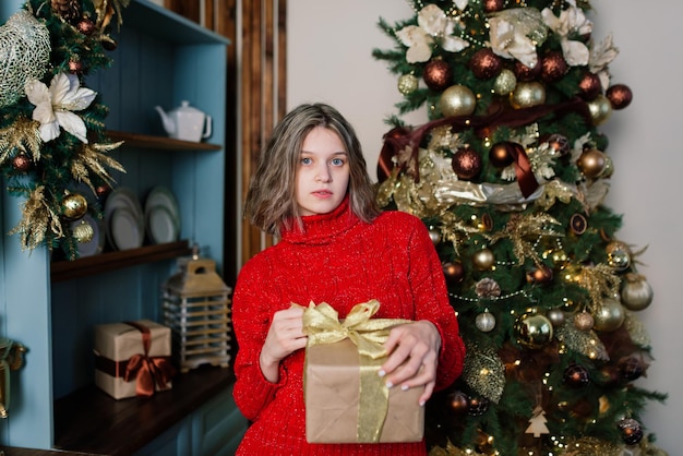 Conceito de bebida, natal e hygge - close-up de uma mulher feliz com uma xícara de café na cama em casa