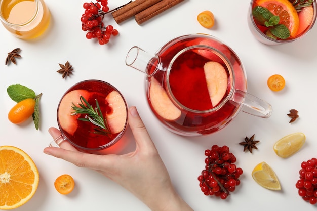 Conceito de bebida quente, baga e chá de frutas, vista superior