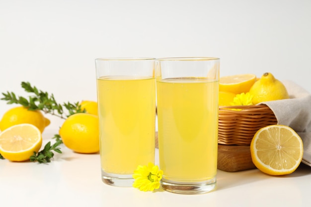 Conceito de bebida saborosa Limoncello Licor de limão italiano