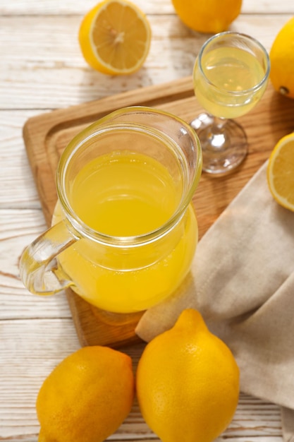 Conceito de bebida saborosa Limoncello Licor de limão italiano
