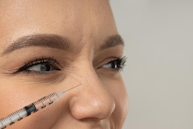 Conceito de beleza e botox com jovem