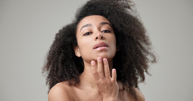 Foto conceito de beleza e cuidados de saúde bela mulher afro-americana com penteado afro encaracolado e limpo