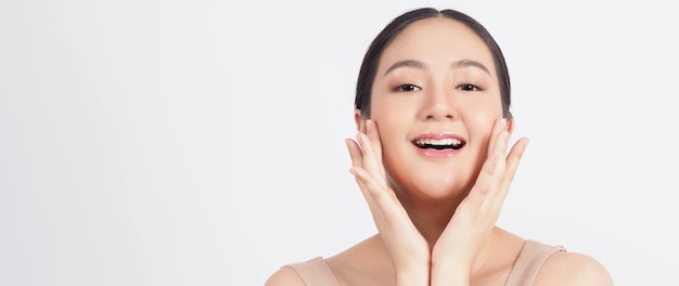 conceito de beleza e pele jovem mulher asiática rosto de beleza compensado por cosméticos para a pele