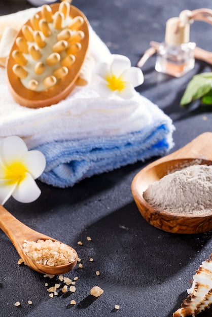 Foto conceito de beleza e spa com spa situado na pedra rústica escura