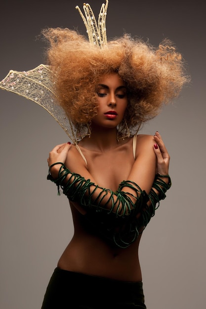 conceito de beleza, glamour e amarelo - mulher com longos cabelos cacheados na coroa