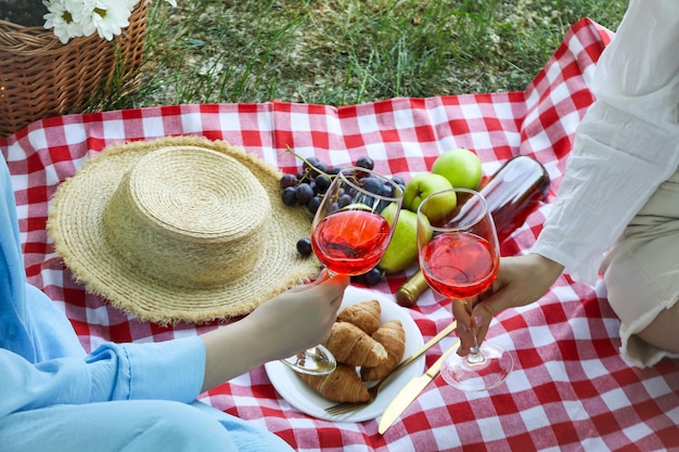 Conceito de belo relaxamento ao ar livre no piquenique de horário de verão