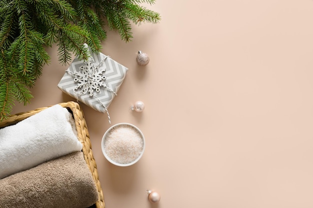 Conceito de bem-estar de spa de Natal com pinhas de óleo de aroma cosmético em fundo bege