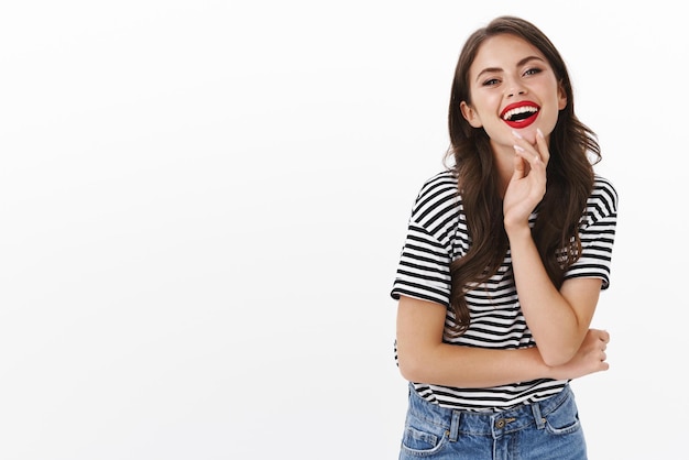 Conceito de bem-estar, felicidade e emoções. Mulher elegante coquete alegre, rindo despreocupada aproveitando os fins de semana de verão