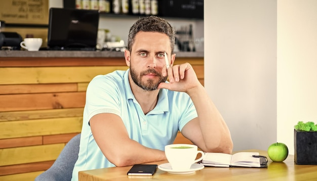 Conceito de bem-estar físico e mental Homem sentar comer fruta maçã verde Café e fruta recarregar reserva de energia Hábitos saudáveis Cuidados saudáveis com o homem Nutrição vitamínica durante o dia de trabalho Lanche saudável