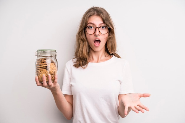 Conceito de biscoitos caseiros de menina adolescente