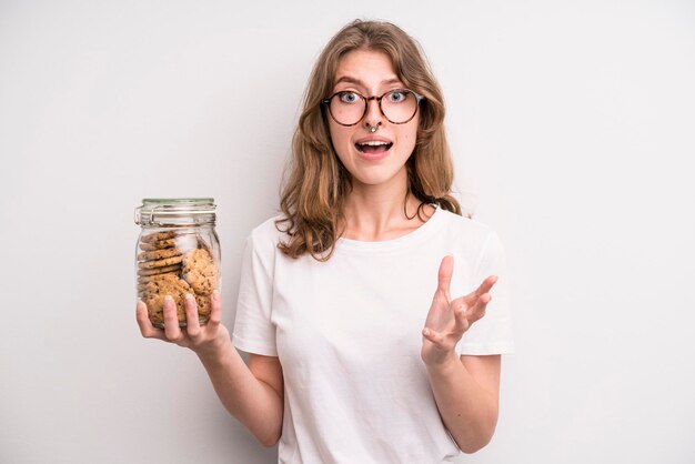 Conceito de biscoitos caseiros de menina adolescente