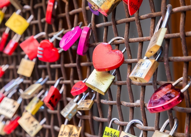 Conceito de bloqueios de amor para casamento de felicidade de noivado e relacionamento romântico