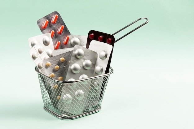 Foto conceito de bolhas de remédios e pílulas em uma cesta para fazer compras
