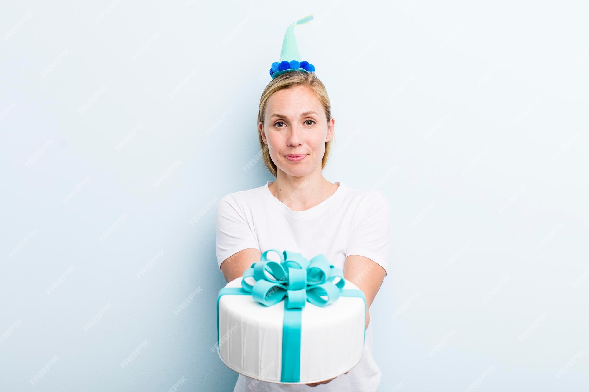 Foto de Feminino Adulto Mostrando Seu Bolo De Aniversário e mais fotos de  stock de 30-34 Anos - 30-34 Anos, Adulto, Adulto de idade mediana - iStock