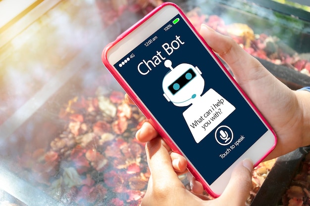 Conceito de bot de bate-papo de inteligência artificialai mãos segurando o celular no chatbot de fundo da mesa de café respondendo a perguntas assistente de robô on-line ajuda no site