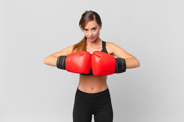 Conceito de boxe e fitness de mulher jovem e bonita