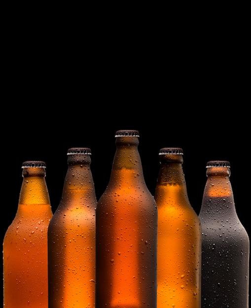 Conceito de branding e marketing para cerveja com uma linha de garrafas marrons vazias sem etiqueta fechadas em um fundo escuro e sombrio conceitual da Oktoberfest ou vida noturna