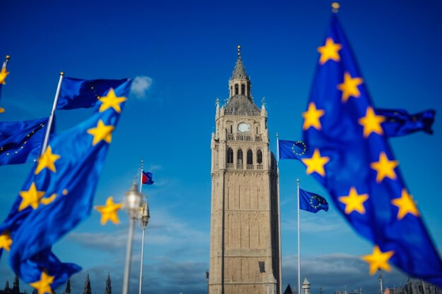 Foto conceito de brexit com a bandeira da união europeia justaposta contra a torre victoria de westminster, londres