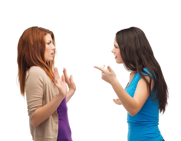 Foto conceito de bullying, amizade e pessoas - dois adolescentes brigando