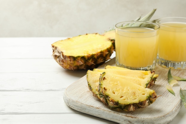 Conceito de café da manhã com abacaxi e copos com suco na mesa de madeira