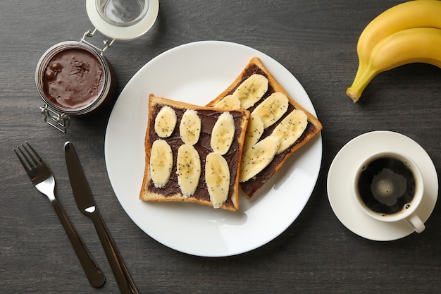 Conceito de café da manhã com torrada com banana