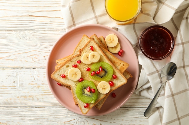 Conceito de café da manhã com torradas doces com frutas