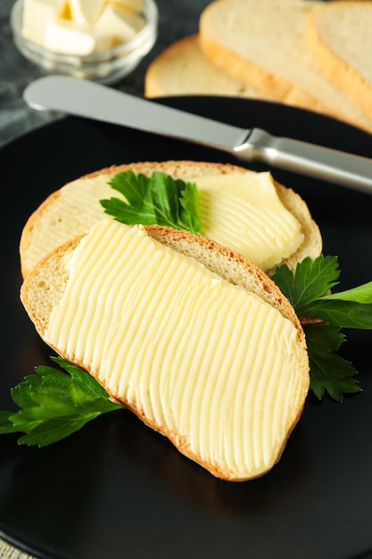 Conceito de café da manhã comer comida com manteiga de perto