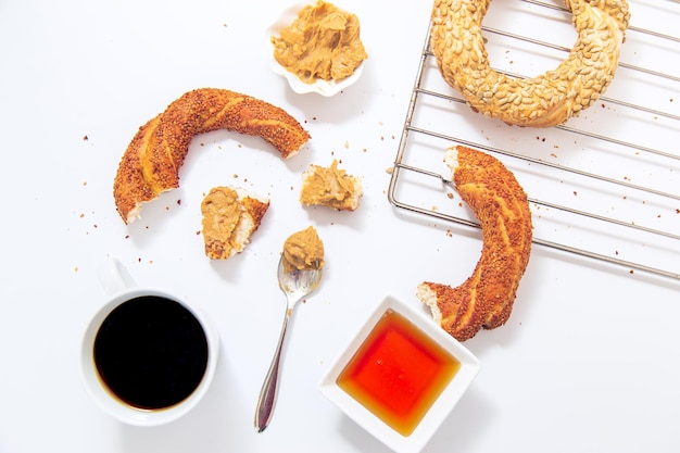 Conceito de café da manhã de bagel turco com mel de café e manteiga de amendoim Imagem isolada sobre branco