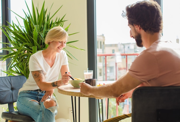 Conceito de café da manhã de jovem casal