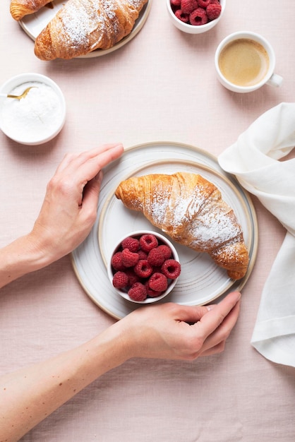 Conceito de café da manhã italiano com café expresso e croissant, imagem de vista de cima para baixo