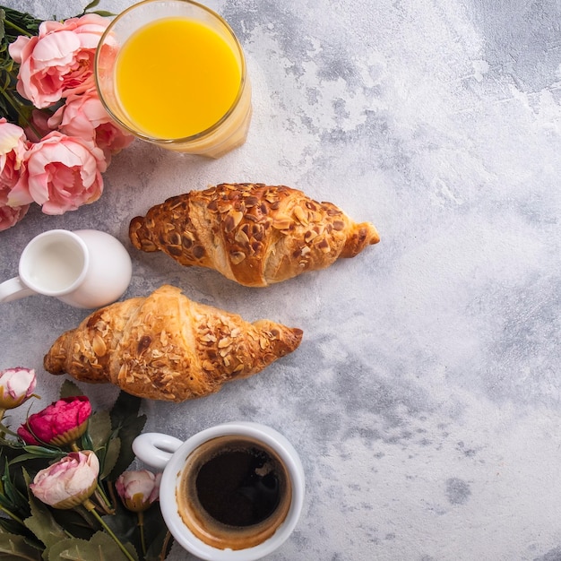 Conceito de café da manhã saudável Bebidas e croissants frescos Vista superior Copiar espaço